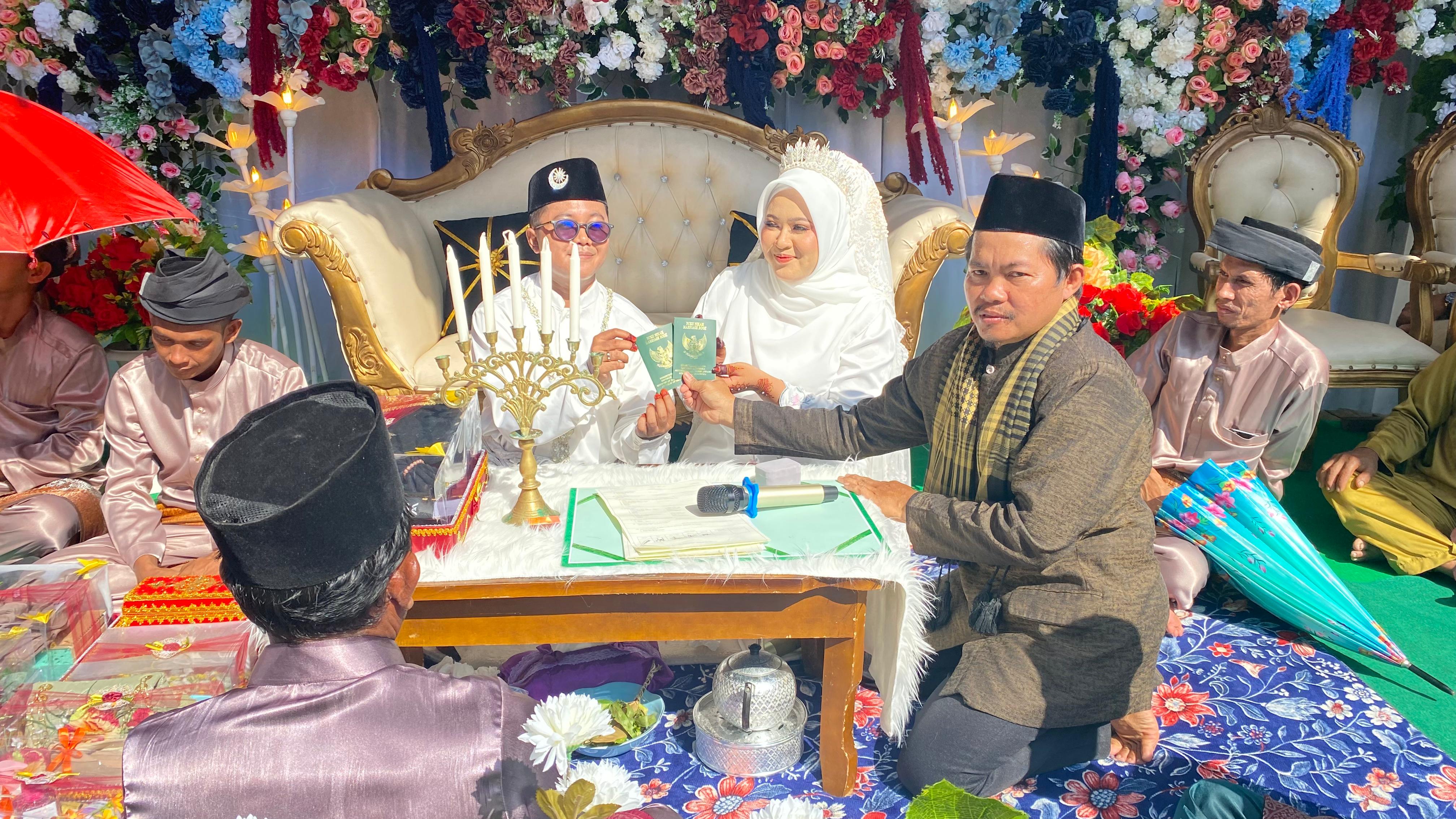 Komitmen Layanan Tanpa Jarak, Kepala KUA Bunguran Utara Pimpin Akad Nikah di Desa Kelarik